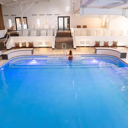 Family In For 6 * La Roche-Posay